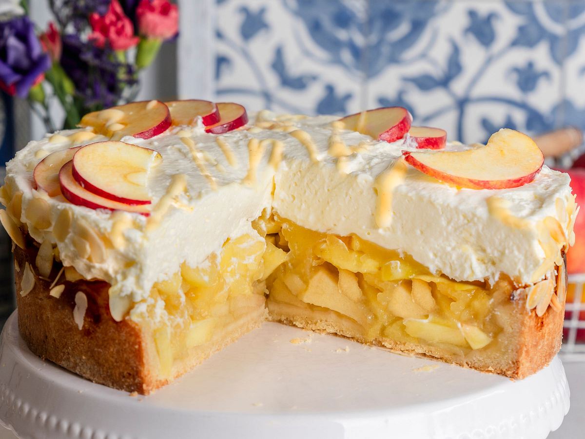  Apfel-Schmand-Torte mit Eierlikör aufgeschnitten und in Schichten aufgebaut