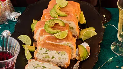 Lachsterrine mit Füllung und Lachsummantellung, serviert mit Limette - Foto: LECKER @ Bauer Media Group