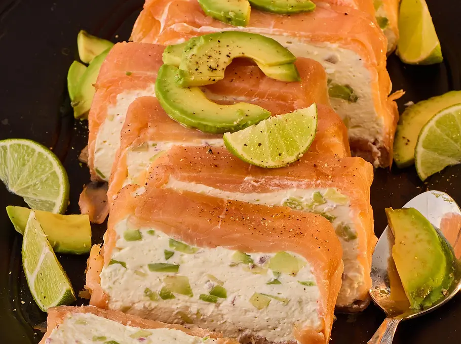 Lachsterrine mit Füllung und Lachsummantellung, serviert mit Limette