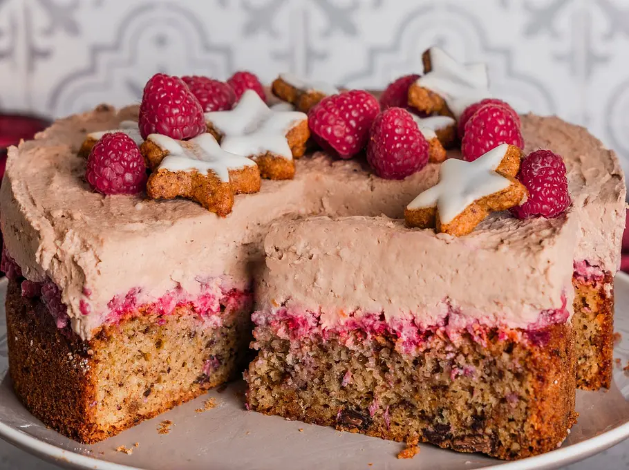 Schokokuchen Schokomousse-Torte mit Zimtsternen und Himbeeren verziert