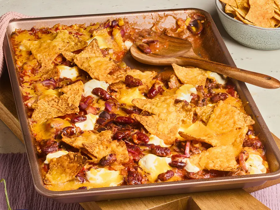Chili con Carne vom Blech Rezept Chili con Carne mit Bohnen, Mais, geschmolzenem Käse und knusprigen Tortilla-Chips direkt auf dem Backblech.
