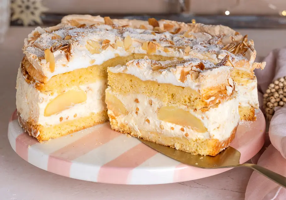 Bratapfel-Himmelstorte mit Baiserdecke, Mandelblättchen und Käse-Sahne-Creme.