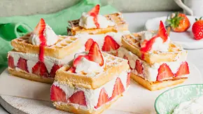 4 Stücke vom Erdbeer-Waffelkuchen auf einem Holzbretttchen - Foto: LECKER @ Bauer Media Group