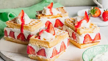4 Stücke vom Erdbeer-Waffelkuchen auf einem Holzbretttchen - Foto: LECKER @ Bauer Media Group 4 Stücke vom Erdbeer-Waffelkuchen auf einem Holzbretttchen - Foto: LECKER @ Bauer Media Group