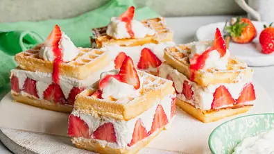 4 Stücke vom Erdbeer-Waffelkuchen auf einem Holzbretttchen - Foto: LECKER @ Bauer Media Group
