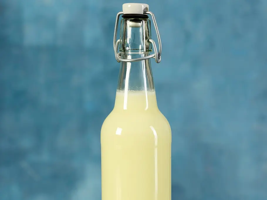 Schneller „Ricotta“ alla casa Rezept Hellgelbe Molke in einer verschließbaren Glasflasche.