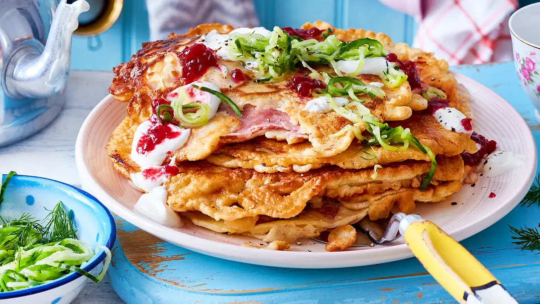 „Höher geht immer“-Pfannkuchenberg Rezept - Foto: LECKER @ Bauer Media Group „Höher geht immer“-Pfannkuchenberg Rezept - Foto: LECKER @ Bauer Media Group