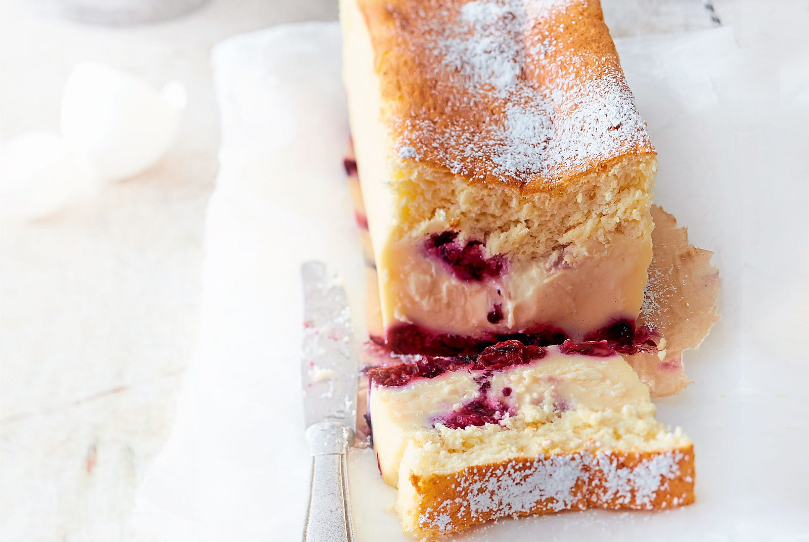 Hokuspokus-Zauberkuchen mit Beeren Rezept | LECKER Hokuspokus-Zauberkuchen mit Beeren Rezept | LECKER