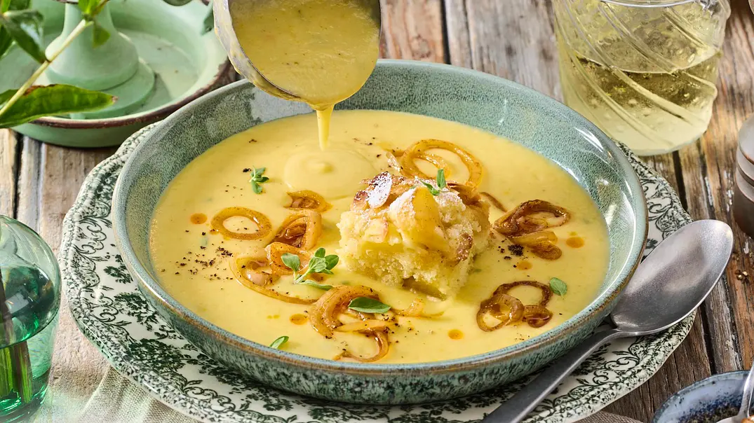 Holsteiner Kartoffelsuppe mit Apfel-Insel Rezept - Foto: LECKER @ Bauer Media Group Holsteiner Kartoffelsuppe mit Apfel-Insel Rezept - Foto: LECKER @ Bauer Media Group