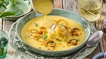 Holsteiner Kartoffelsuppe mit Apfel-Insel Rezept - Foto: LECKER @ Bauer Media Group Holsteiner Kartoffelsuppe mit Apfel-Insel Rezept - Foto: LECKER @ Bauer Media Group
