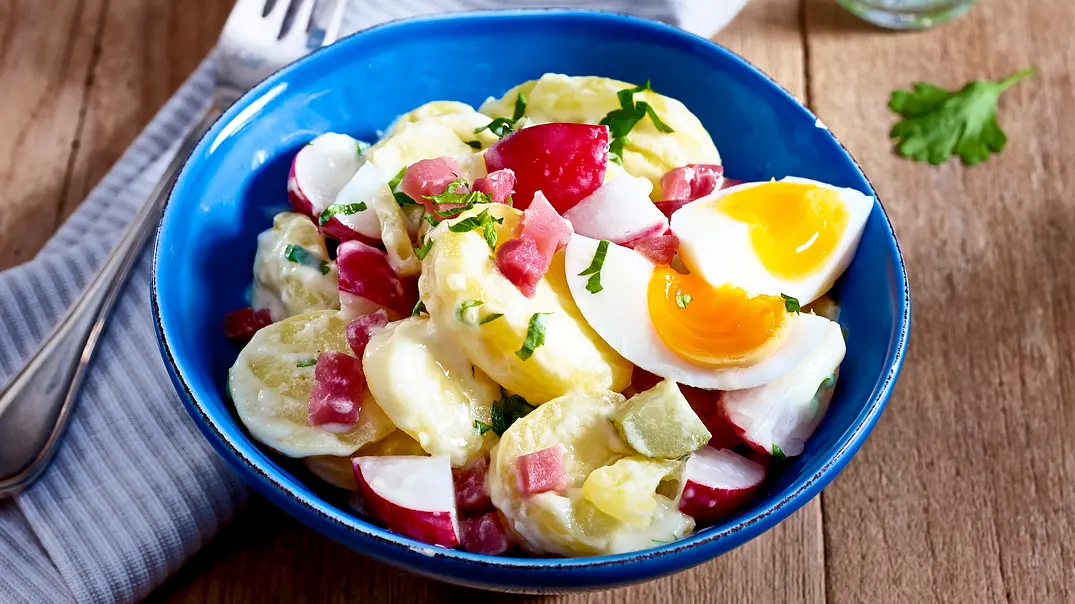 Holsteinischer Kartoffelsalat mit Katenschinken Rezept - Foto: LECKER @ Bauer Media Group Holsteinischer Kartoffelsalat mit Katenschinken Rezept - Foto: LECKER @ Bauer Media Group