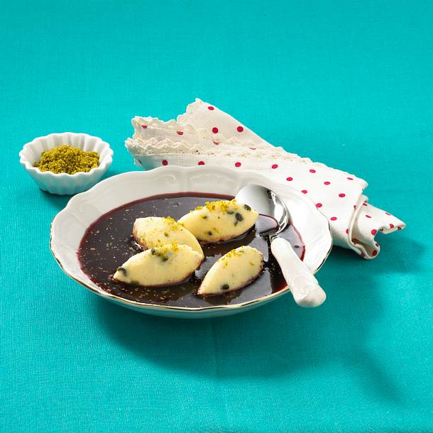 Holunderbeerensuppe mit Grießnocken Rezept Holunderbeerensuppe mit Grießnocken Rezept