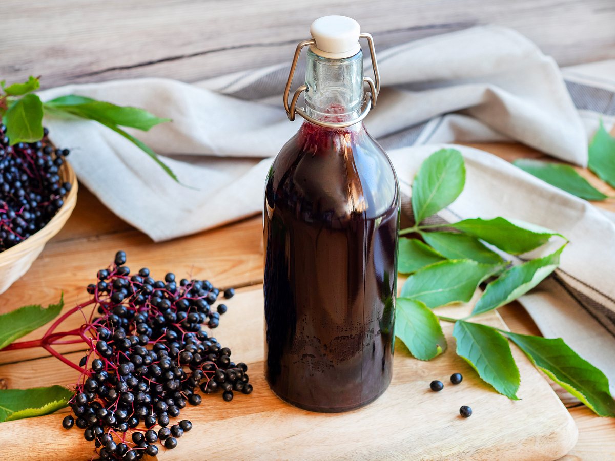 Holunderbeersaft in einer Glasflasche mit Bügelverschluss