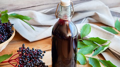 Holunderbeersaft in einer Glasflasche mit Bügelverschluss - Foto: iStock / Madeleine_Steinbach