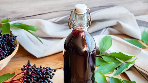 Holunderbeersaft in einer Glasflasche mit Bügelverschluss - Foto: iStock / Madeleine_Steinbach Holunderbeersaft in einer Glasflasche mit Bügelverschluss - Foto: iStock / Madeleine_Steinbach