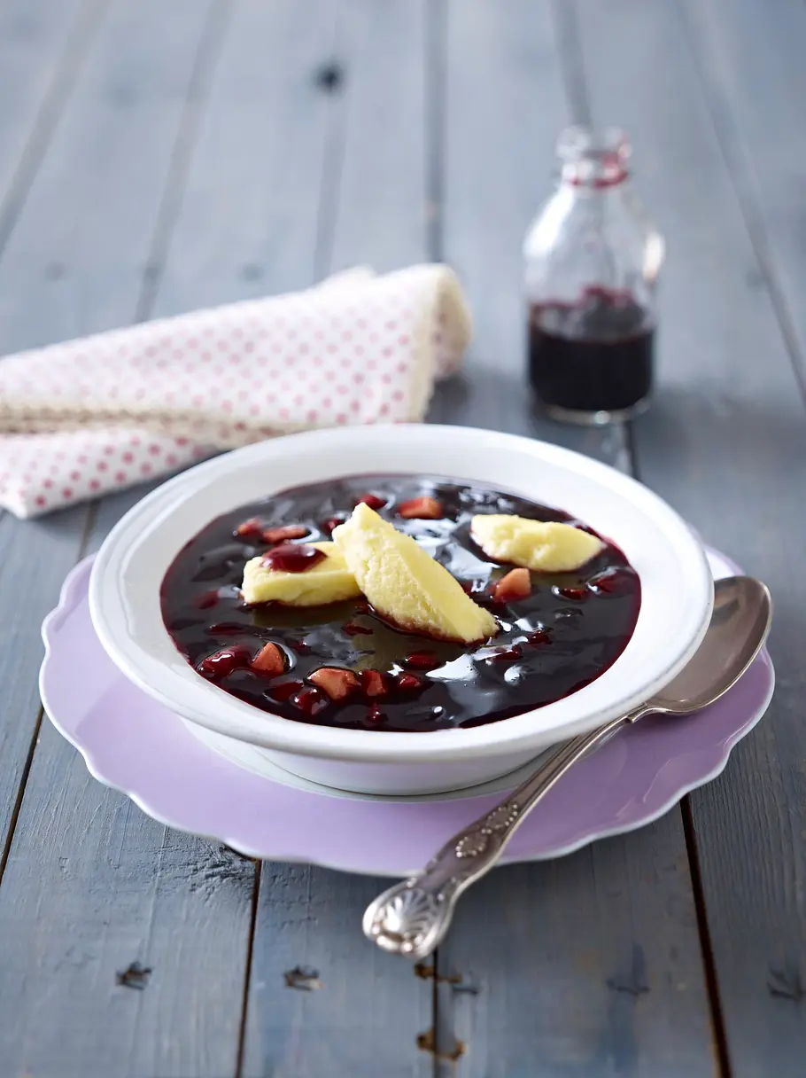 Holunderbeersuppe mit Grießklößchen Rezept Holunderbeersuppe mit Grießklößchen Rezept