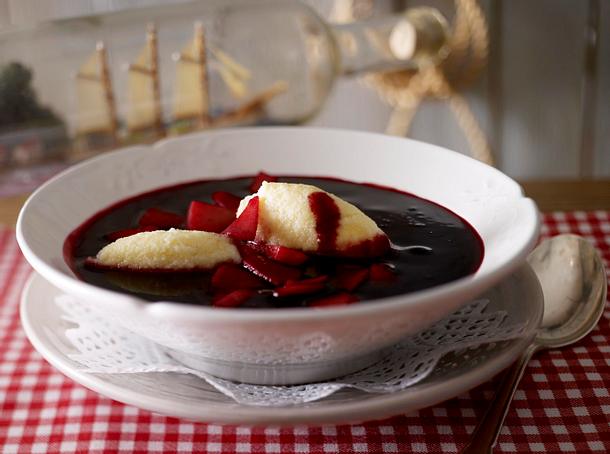 Holunderbeersuppe mit Grießklößchen Rezept Holunderbeersuppe mit Grießklößchen Rezept