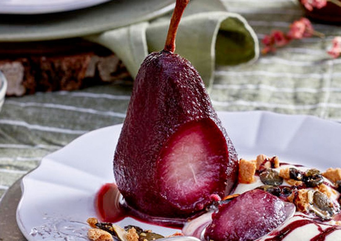 Holunderbirnen auf Mascarponecreme mit Kürbiskern-Granola Rezept | LECKER