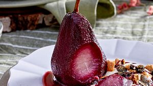   Holunderbirnen auf Mascarponecreme mit Kürbiskern-Granola  Rezept - Foto: House of Food / Bauer Food Experts KG