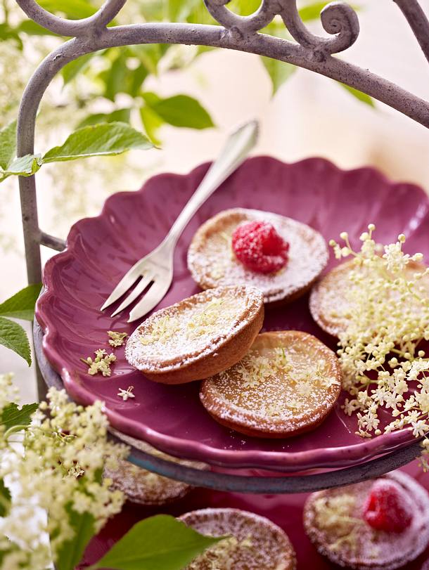 Holunderblüten-Sahne-Törtchen Rezept | LECKER