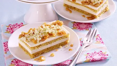 Holunderblüten auf Mandelbiskuit Rezept - Foto: LECKER @ Bauer Media Group