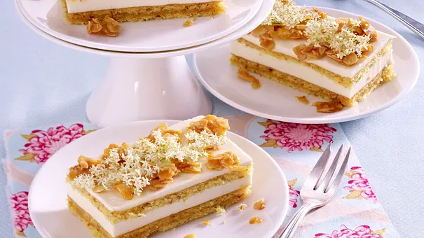 Holunderblüten auf Mandelbiskuit Rezept - Foto: LECKER @ Bauer Media Group