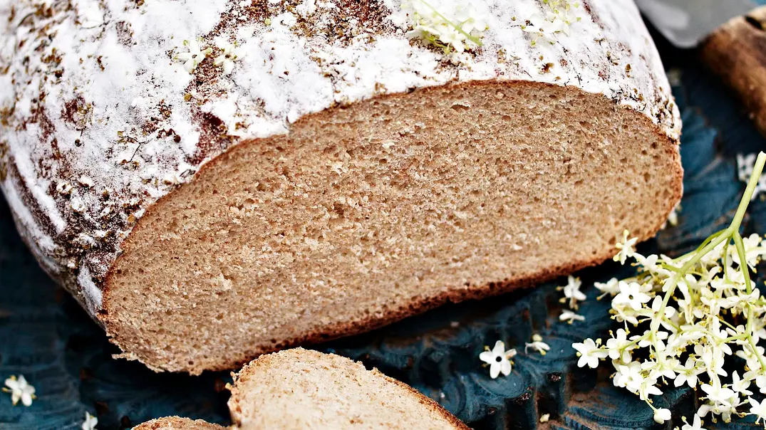 Holunderblüten-Brot Rezept - Foto: LECKER @ Bauer Media Group Holunderblüten-Brot Rezept - Foto: LECKER @ Bauer Media Group