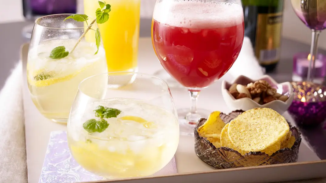 Holunderblüten-Cocktail Rezept - Foto: LECKER @ Bauer Media Group Holunderblüten-Cocktail Rezept - Foto: LECKER @ Bauer Media Group