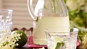 Holunderblüten- und Limetten-Sirup Rezept - Foto: LECKER @ Bauer Media Group Holunderblüten- und Limetten-Sirup Rezept - Foto: LECKER @ Bauer Media Group