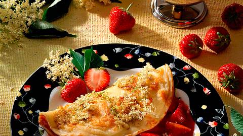 Holunderblütenpfannkuchen mit Erdbeersoße Rezept - Foto: Neckermann