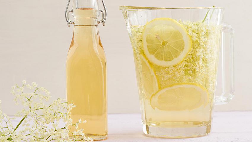 Holunderblütensirup selber machen Rezept - Foto: Shotshop GmbH / Alamy Stock Foto