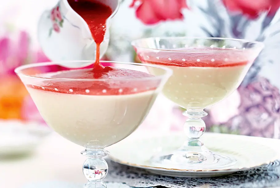 Holundercreme mit Erdbeersößchen Rezept