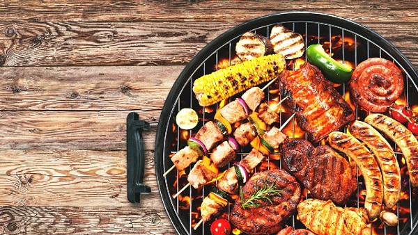 Grillgut auf einem Holzkohlegrill mit Aktivbelüftung - Foto: iStock/AlexRaths