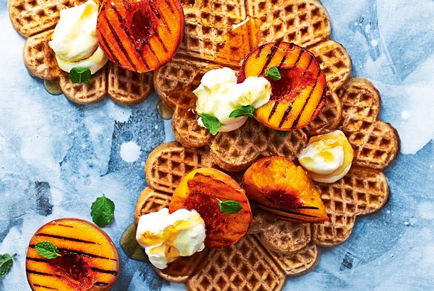 „Honey Island“-Waffeln mit gegrillten Pfirsichbergen Rezept „Honey Island“-Waffeln mit gegrillten Pfirsichbergen Rezept