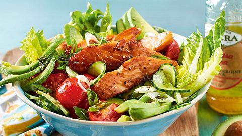 Honig-Balsamico-Lachs im Salatbett Rezept - Foto: House of Food / Bauer Food Experts KG