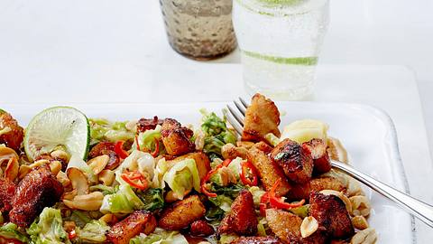 Honig-Chili-Hähnchen mit Kohl-Stir-Fry und Cashews Rezept - Foto: House of Food / Bauer Food Experts KG