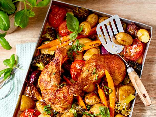 Honig-Hähnchenkeulen auf Ofengemüse Rezept