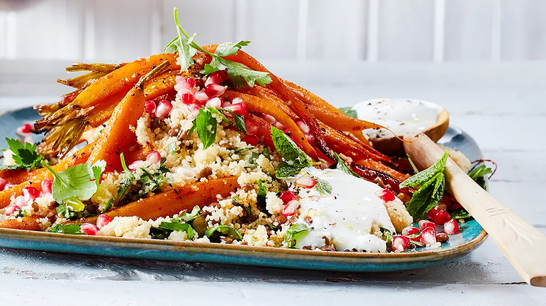 Honig-Möhren auf Linsen-Couscous Rezept - Foto: LECKER @ Bauer Media Group Honig-Möhren auf Linsen-Couscous Rezept - Foto: LECKER @ Bauer Media Group
