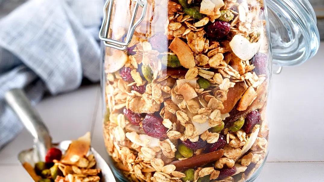 Honig-Nuss-Müsli mit Pistazien und Trockenfrüchten Rezept - Foto: LECKER @ Bauer Media Group Honig-Nuss-Müsli mit Pistazien und Trockenfrüchten Rezept - Foto: LECKER @ Bauer Media Group
