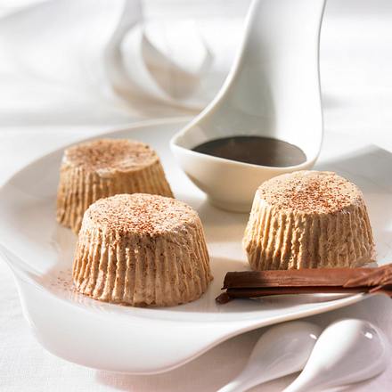 Honig-Nuss-Parfait mit Schokosoße Rezept Honig-Nuss-Parfait mit Schokosoße Rezept