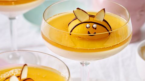 Honig-Pannacotta mit Aprikosen-Bienchen Rezept - Foto: House of Food / Bauer Food Experts KG