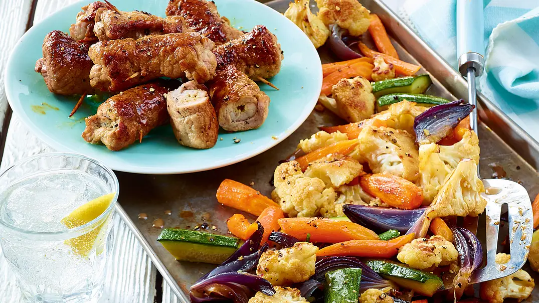 Honig-Schnitzelröllchen mit buntem Ofengemüse Rezept - Foto: LECKER @ Bauer Media Group Honig-Schnitzelröllchen mit buntem Ofengemüse Rezept - Foto: LECKER @ Bauer Media Group