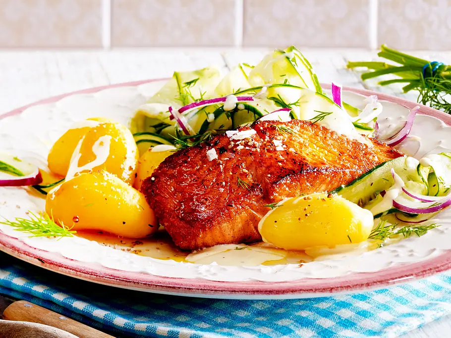 Honig-Senf-Lachs mit cremigem Gurkensalat Rezept Honig-Senf-Lachs mit cremigem Gurkensalat Rezept