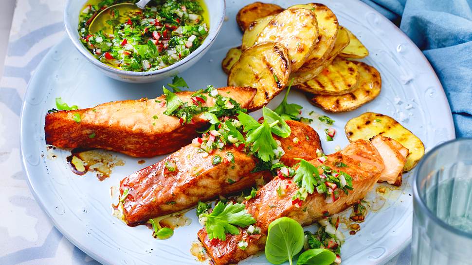 Drei Lachsfilets mit gegrillten Kartoffelscheiben und grüner Salsa - Foto: House of Food / Bauer Food Experts KG