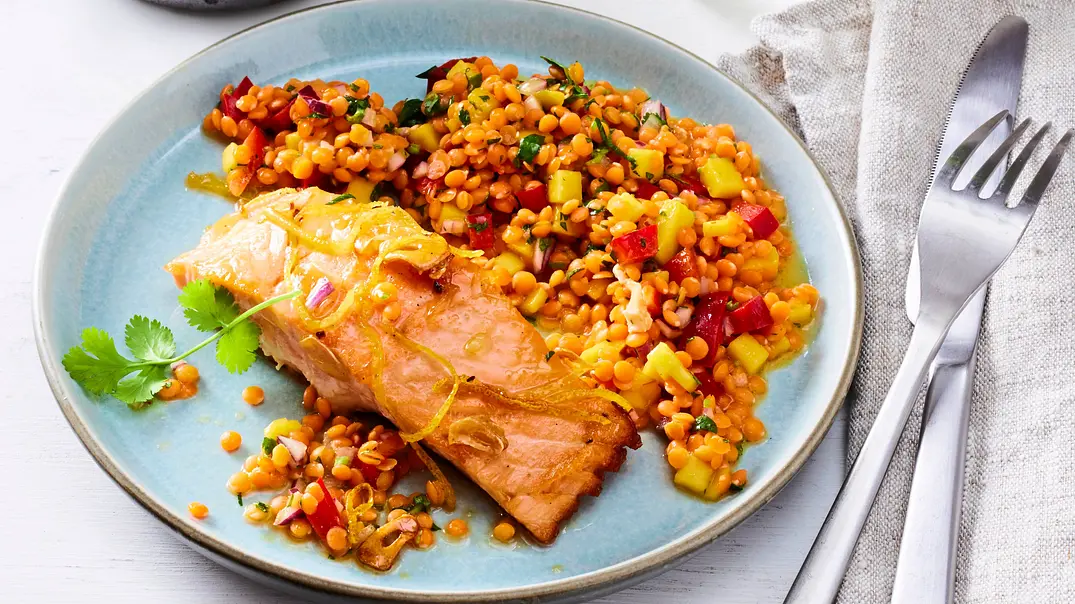Honiglachs zu fruchtiger Linsen-Salsa Rezept - Foto: LECKER @ Bauer Media Group Honiglachs zu fruchtiger Linsen-Salsa Rezept - Foto: LECKER @ Bauer Media Group
