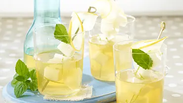 Honigmelonen-Bowle mit Minze und Limetten Rezept - Foto: LECKER @ Bauer Media Group Honigmelonen-Bowle mit Minze und Limetten Rezept - Foto: LECKER @ Bauer Media Group