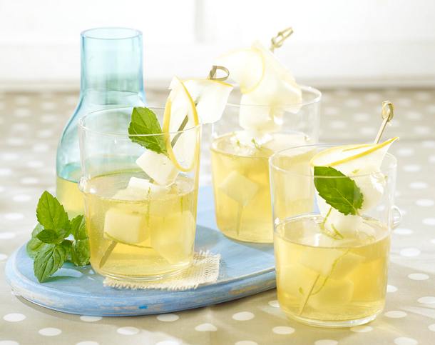 Honigmelonen-Bowle mit Minze und Limetten Rezept Honigmelonen-Bowle mit Minze und Limetten Rezept