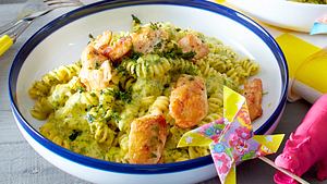 Honigmöhrenpasta mit Kräutern in einer weißen Schüssel mit blauem Rand - Foto: LECKER @ Bauer Media Group