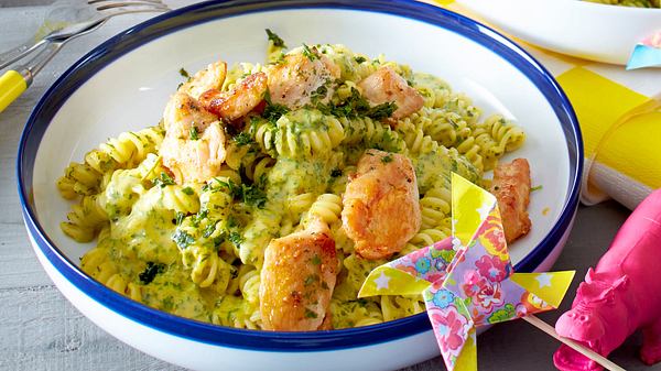 Honigmöhrenpasta mit Kräutern in einer weißen Schüssel mit blauem Rand - Foto: LECKER @ Bauer Media Group