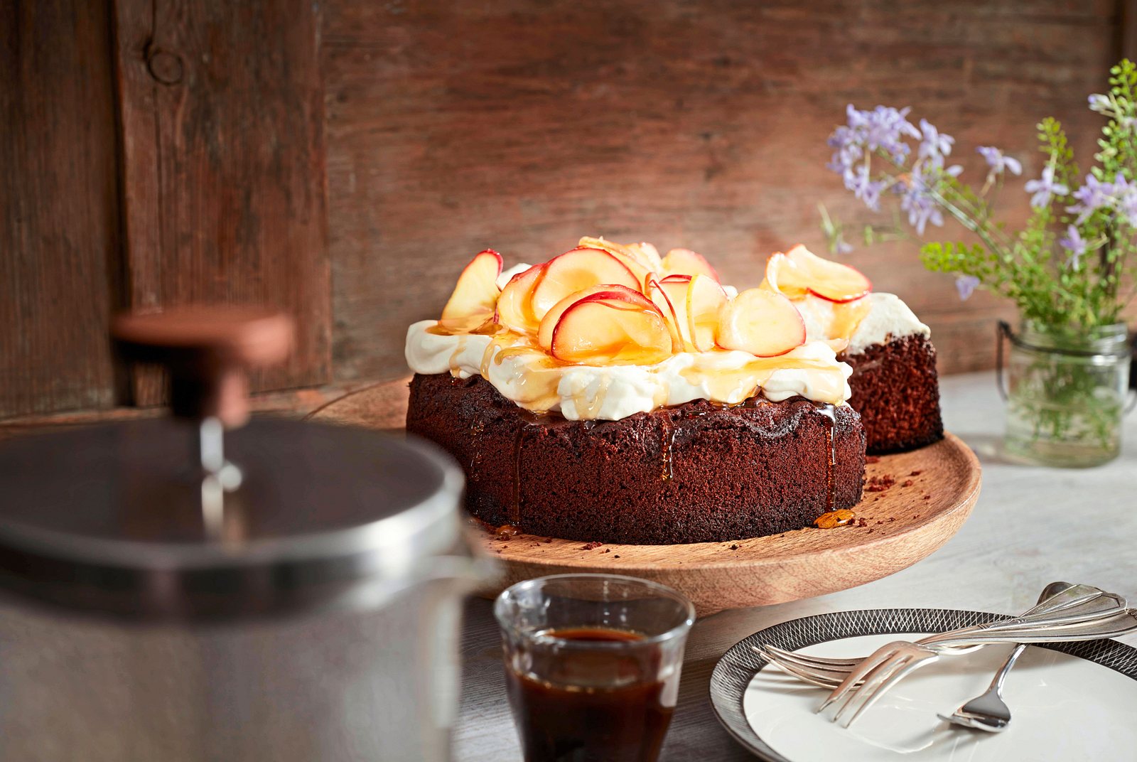 Honigsüßer Schokokuchen mit Apfel-Blüten Rezept | LECKER